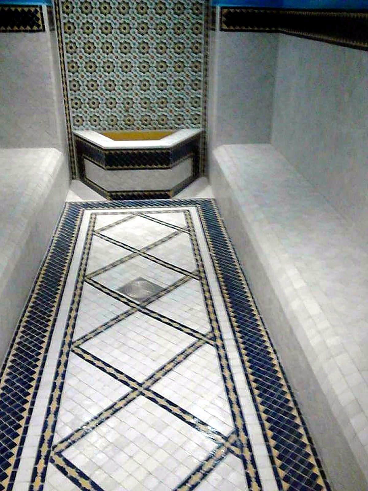 أرضية وزوايا بالزليج