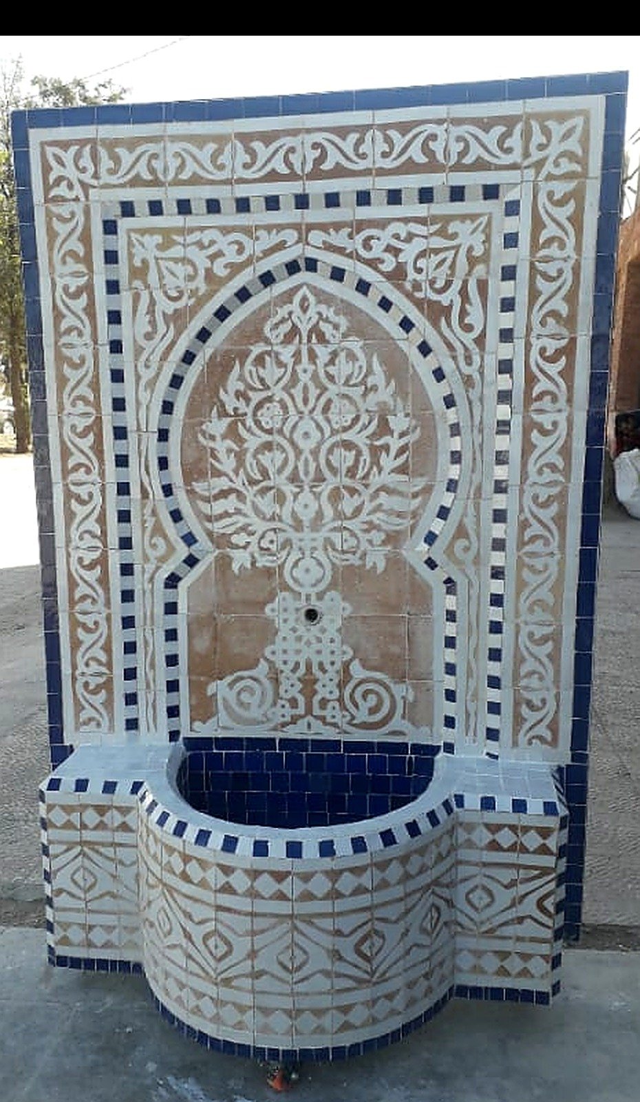 نافورة بالأبيض والأزرق