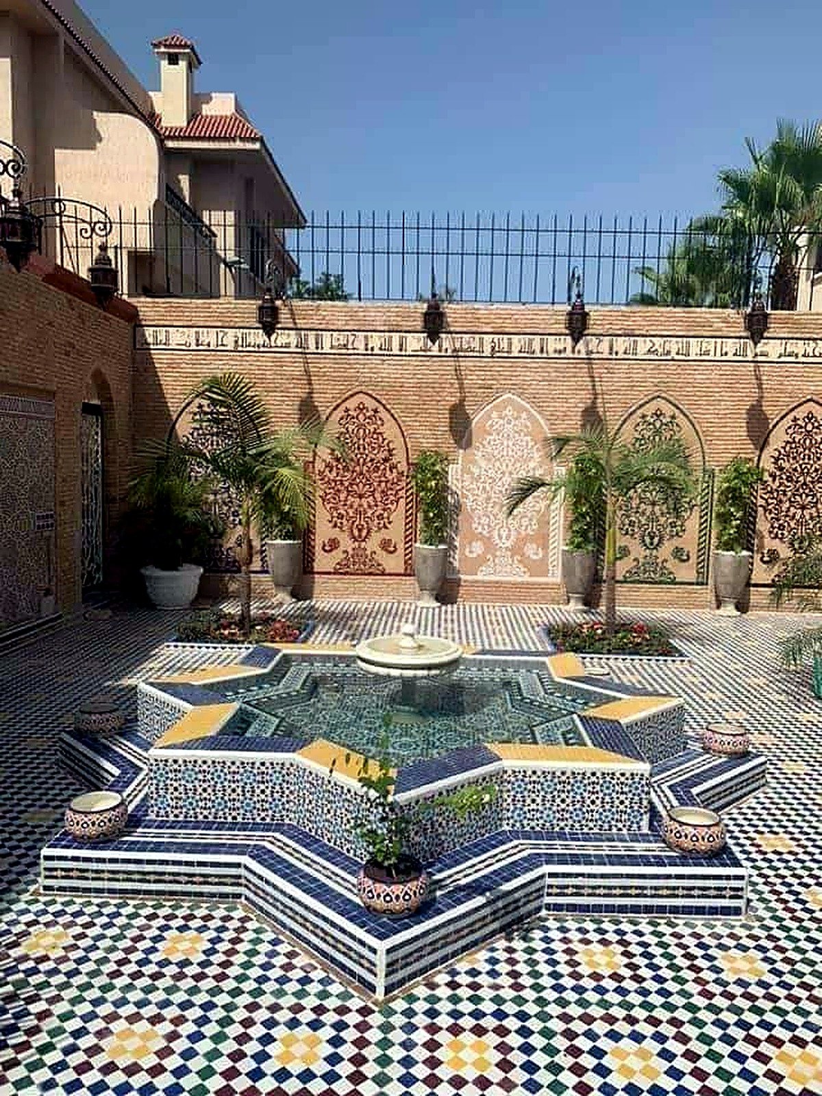 ساحة بنافورة مركزية