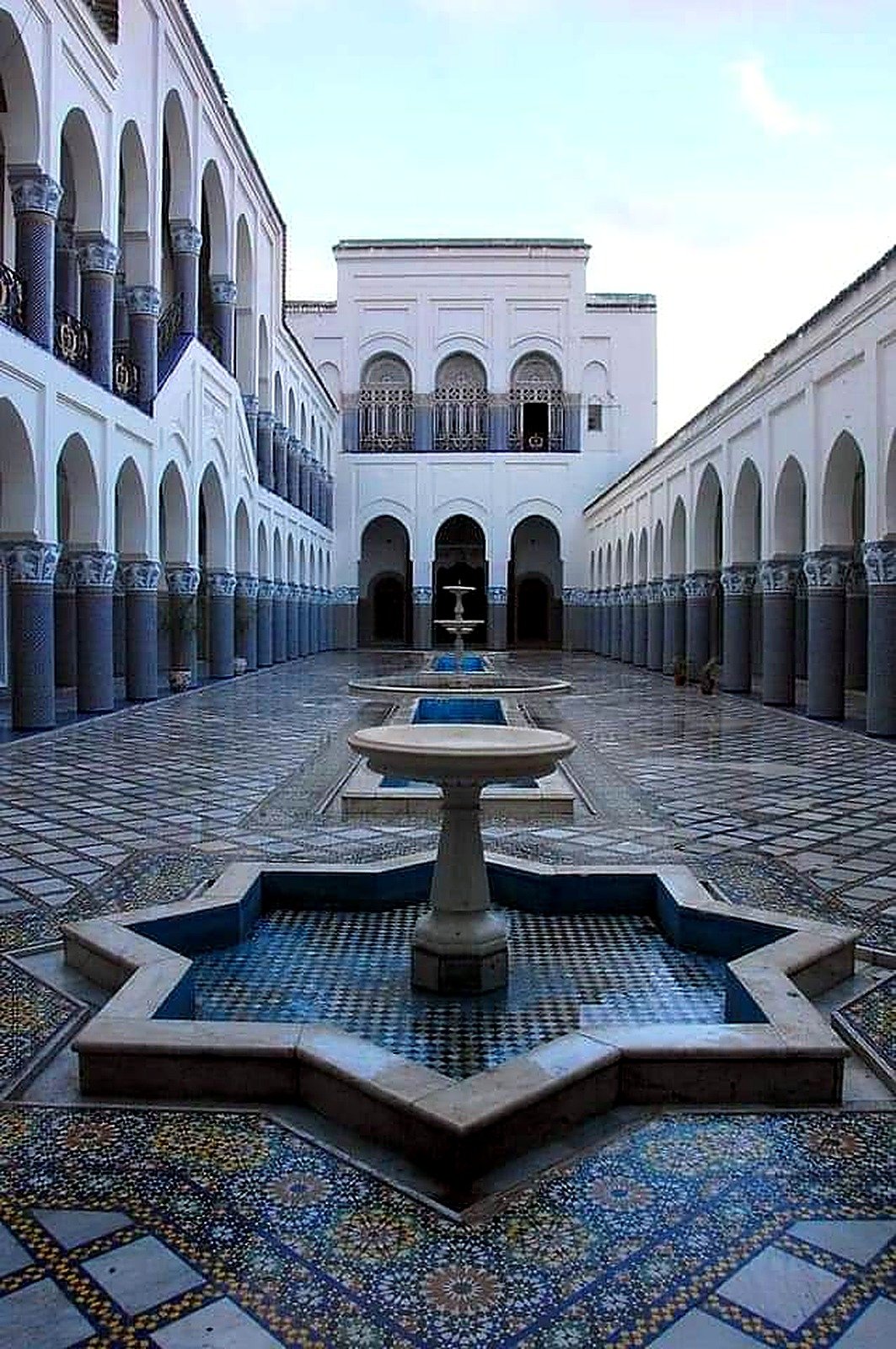 فناء بنافورة