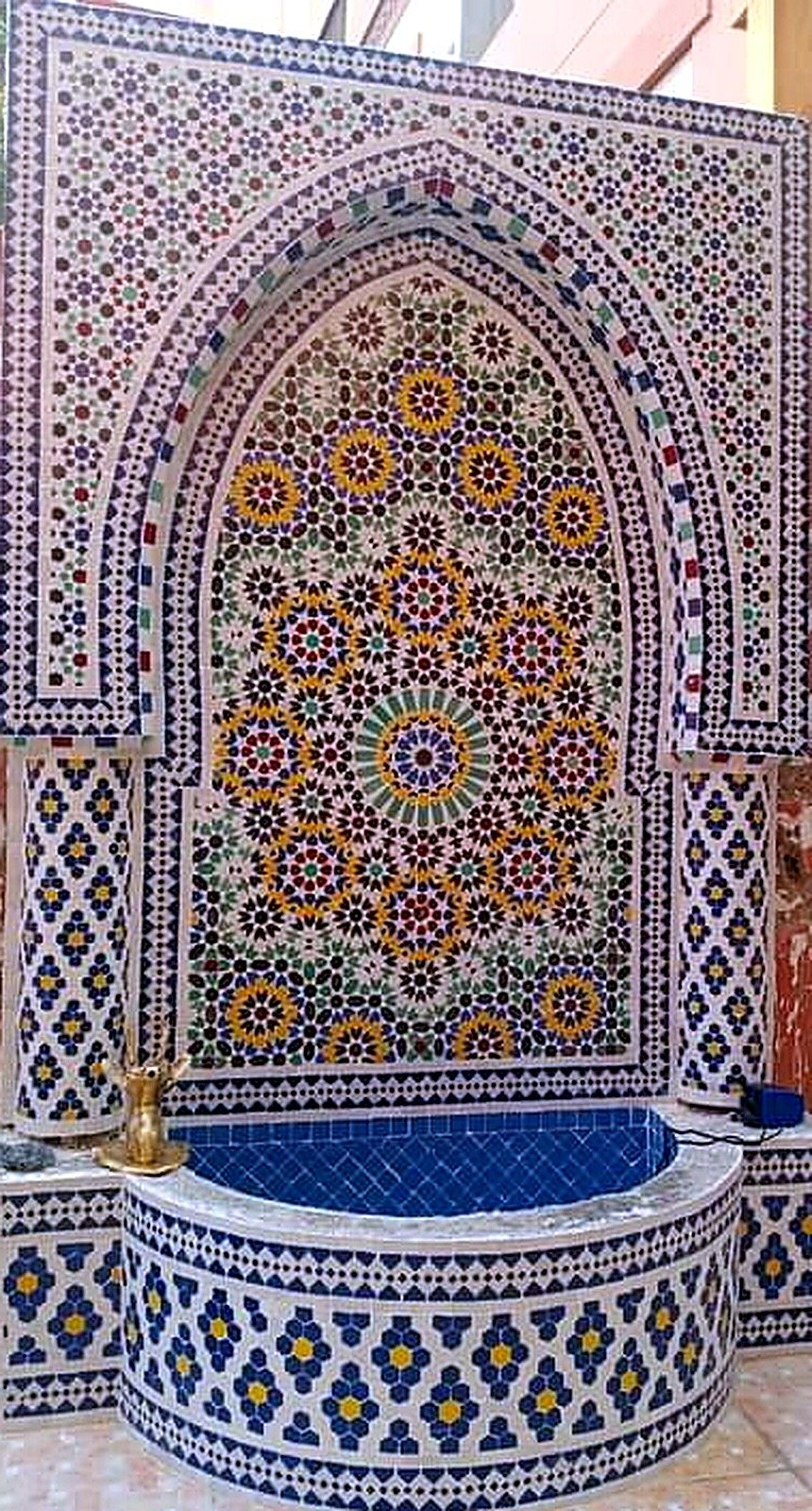 نافورة متعددة الألوان
