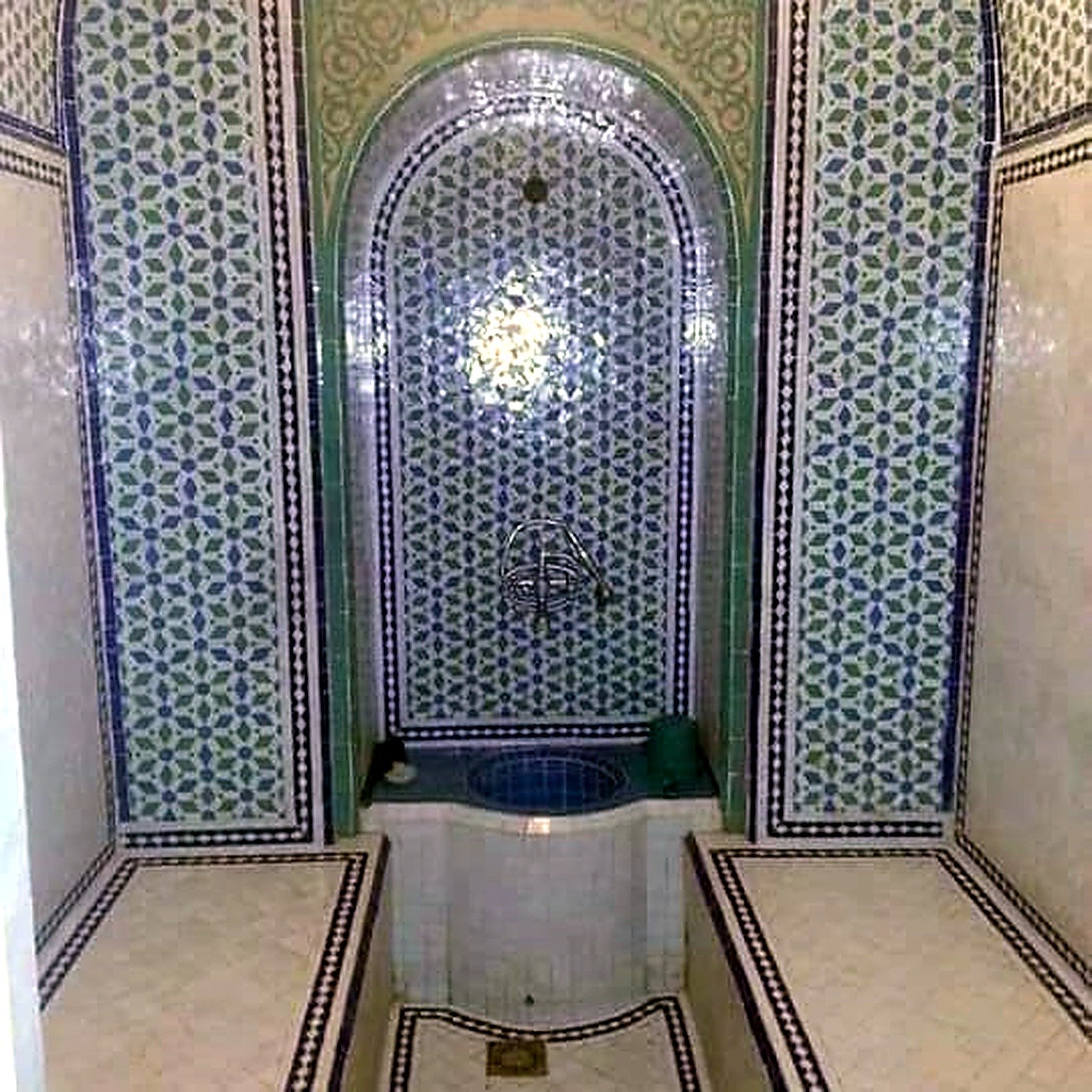 محراب من الزليج الأزرق