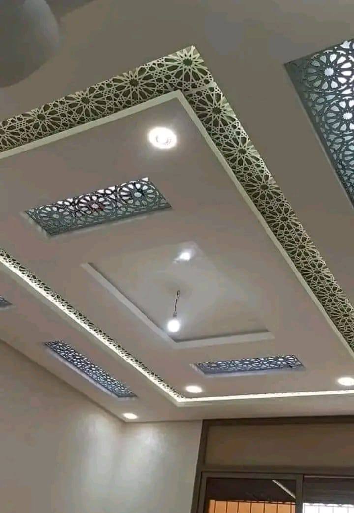 سقف مزخرف ومضيء