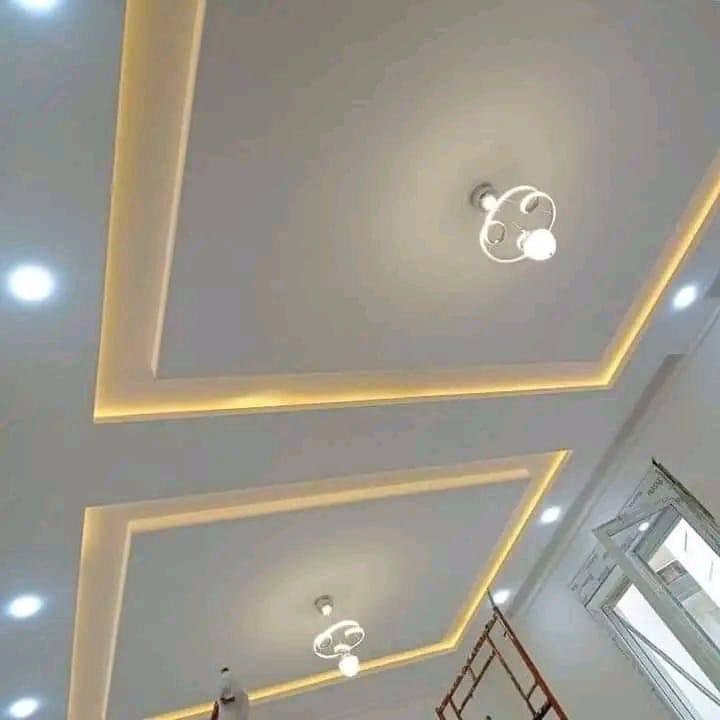 سقف بإطارات مضيئة