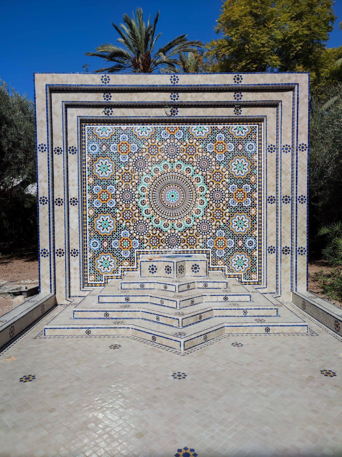 نافورة جدارية هندسية