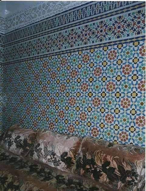 لوحة جدارية بالزليج الأزرق