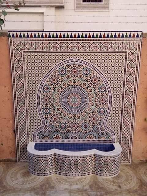 نافورة جدارية مع مقعد